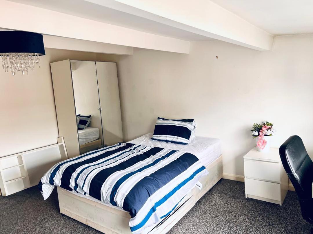 Private Room Close To Leeds University And City Centre Экстерьер фото